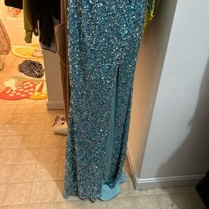 Prom dress never got to use size 4 one shoulder has slit on the side